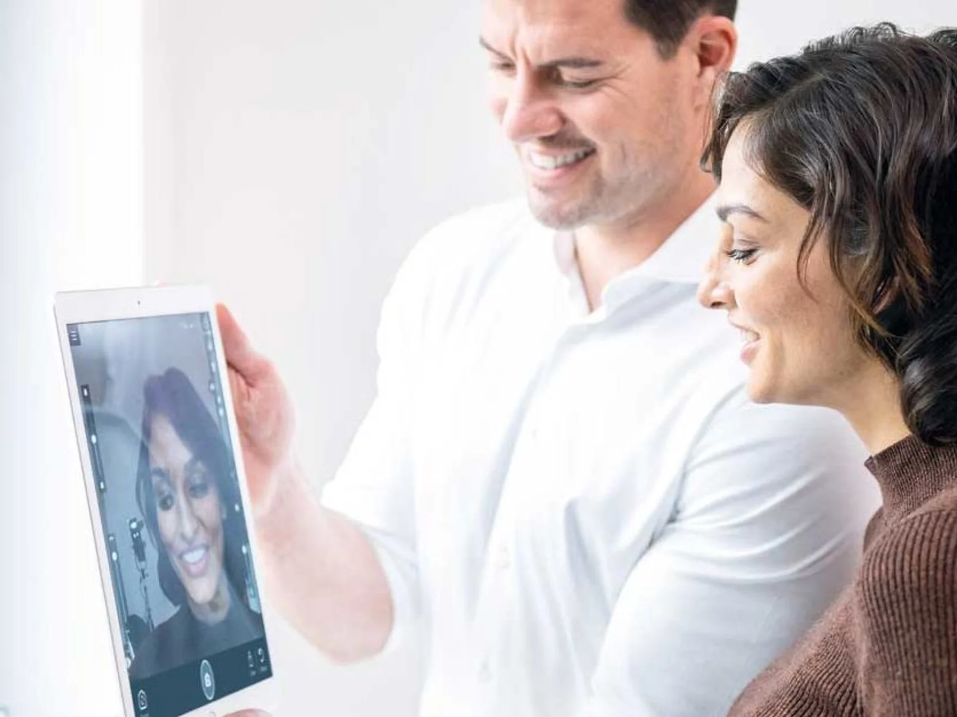 IvoSmile App helps dentists and labs to envision a patient's new smile  together : Ivoclar