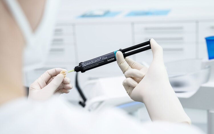 Speedcem Plus | Self-adhesive cementation | Ivoclar LI